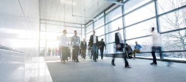 Menschen bewegen sich in einem Bürogebäude